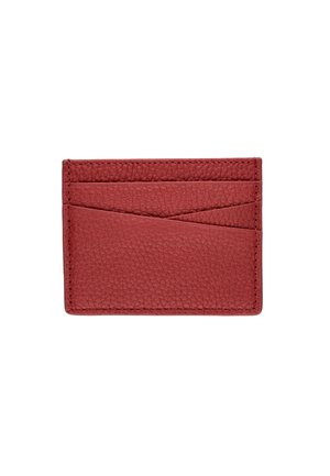 Rødt tekstureret læder-kortholder med flere diagonale og horisontale kortlommer på hvid baggrund.