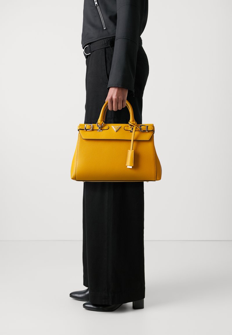 Guess ALI LUXURY SATCHEL - Rankinė - marigold