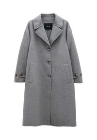 Long manteau en laine grise avec de larges revers, trois boutons sur le devant, deux poches latérales et des brides boutonnées aux manches.