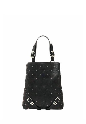Zwarte leren tote tas met een reliëf bloemenpatroon, zilveren studs, twee verstelbare bandjes en twee bovenhandvatten.