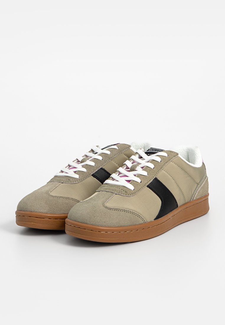 Sneakers met een upper van beige suède en stof, zwarte zijaccenten, witte veters en een bruine rubberen zool, met een gevoerde kraag.