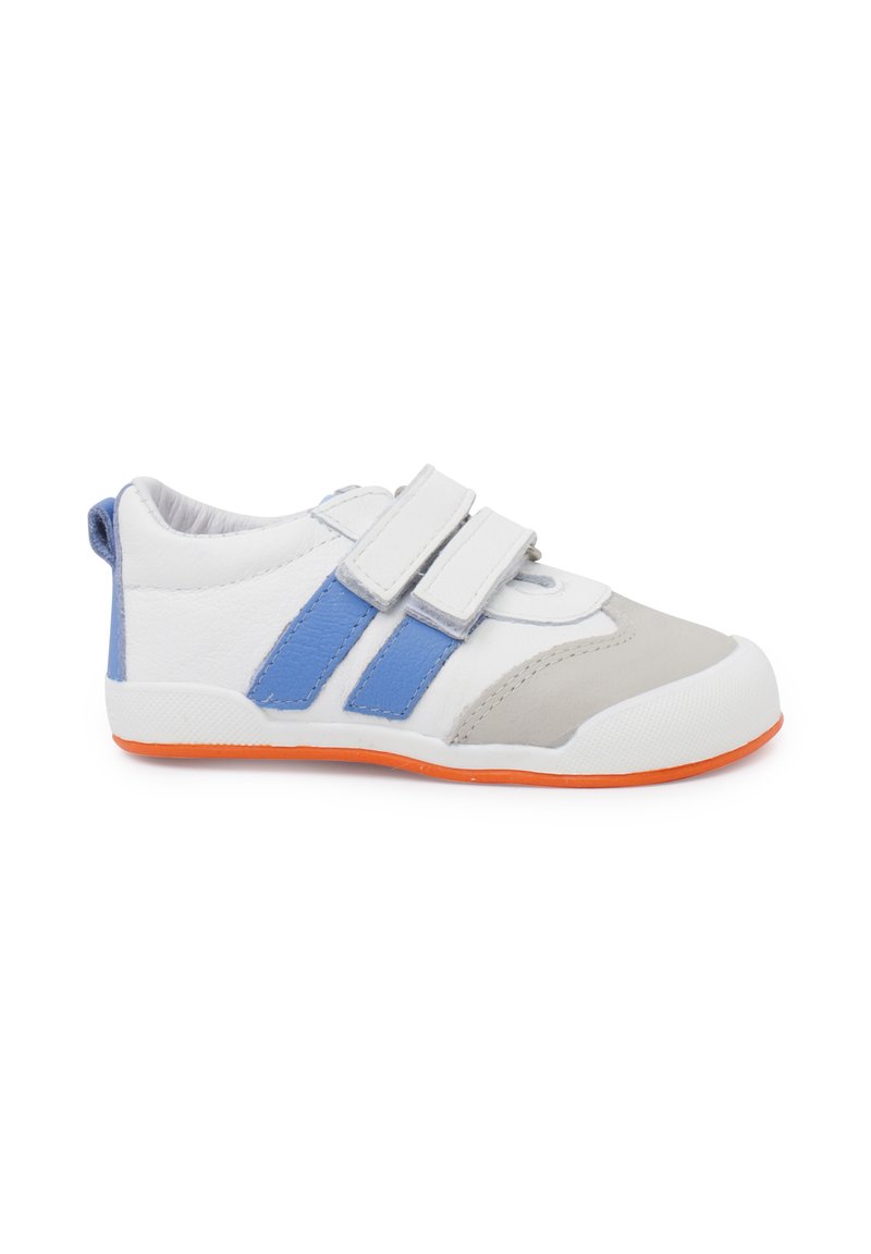 Sneaker con tomaia in pelle bianca, grigia e blu, caratterizzata da due cinturini con chiusura a velcro, suola in gomma e suola arancione.