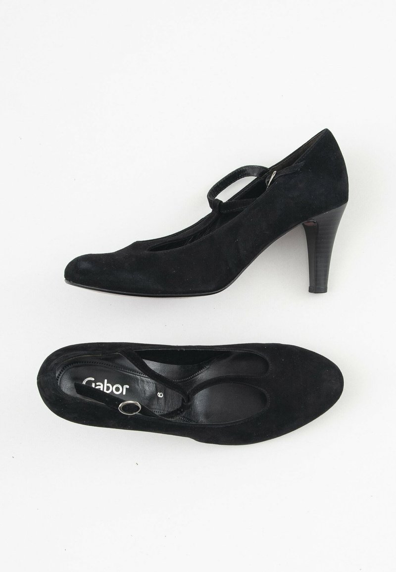 Chaussures à talons hauts en daim noir avec un bout arrondi, des découpes avant et un design à brides, dotées d’un talon texturé et d’une doublure intérieure lisse.