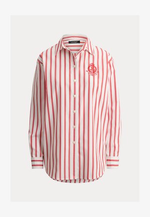 Λευκό πουκάμισο με κατακόρυφες κόκκινες ρίγες, μακριά μανίκια, μυτερό γιακά και κεντημένο κόκκινο έμβλημα στο αριστερό στήθος.