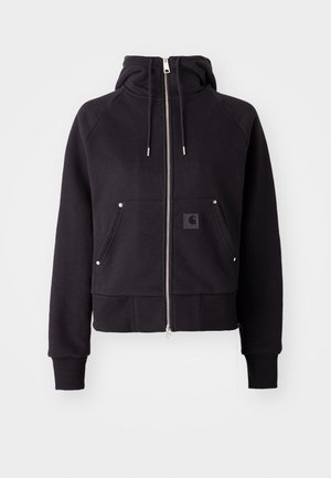 Schwarze Zip-Hoodie mit einem Frontreißverschluss, zwei Fronttaschen, Kordelzugkapuze, gerippten Bündchen und Saum sowie einem kleinen Logo-Patch auf der Brust.