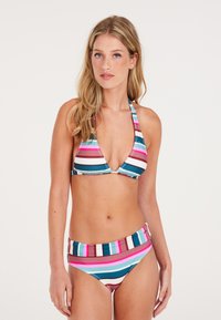 Daugiaspalvė maudymosi kostiumėlis su mėlynomis, rožinėmis ir rudomis dryžiais. Viršutinė dalis turi trikampio formą su kaklo juosta. Apatinė dalis turi plačią juosmenį.