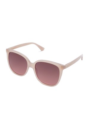 Lunettes de soleil oversize rose clair avec des verres dégradés rose foncé et des branches élégantes et droites arborant un branding subtil.