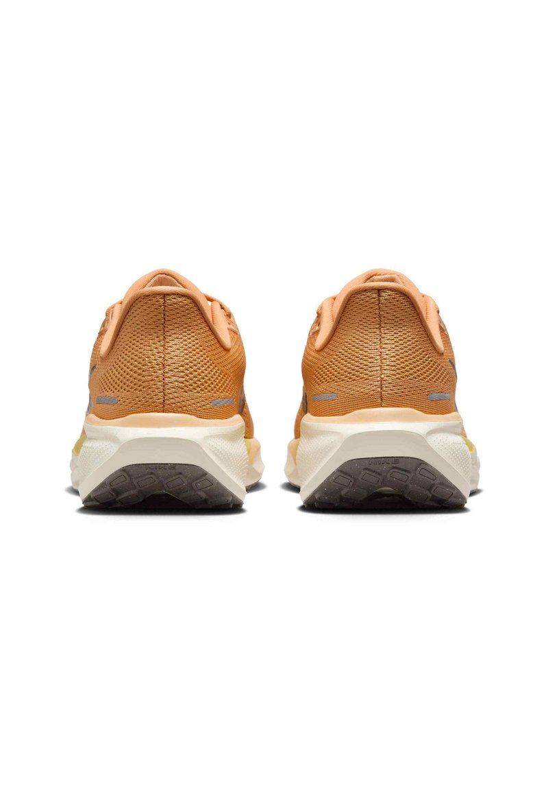 Zapatillas deportivas de malla naranja con un acabado texturizado, una suela blanca acolchada y acentos grises en el talón y en los laterales.