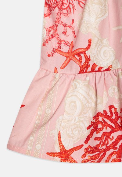 Rosa stoff med mønstre av rød korall og sjøstjerner, med en samlet hem. Glatt tekstur, lett materiale og intrikat detaljering.