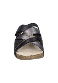 Czarne i srebrne skórzane klapki z krzyżującymi się paskami, otwartym noskiem i fakturowaną korkową podeszwą. Widoczna miękka wyściółka wewnętrzna.