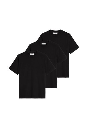 Tre ensfarvede sorte t-shirts med korte ærmer og rund hals, stablet i et forskudt arrangement på en hvid baggrund.