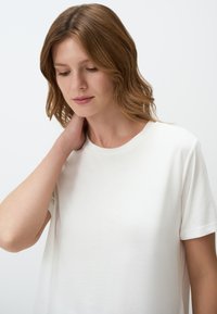 Witte katoenen t-shirt met een ronde halslijn en korte mouwen, met een gladde textuur en een comfortabele pasvorm.