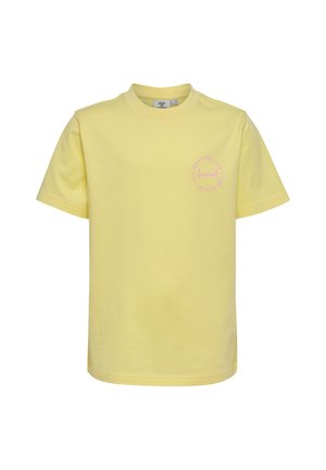Hellgelbes T-Shirt mit kurzen Ärmeln und Rundhalsausschnitt, mit kleinem rosa rundem Logo und Text auf der linken Brustseite.