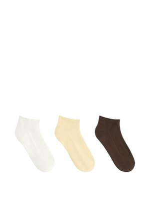 Három pár bokazokni fehér, bézs és sötétbarna színekben, egymás mellett elrendezve egy fehér háttéren.