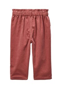 Shorts en velours côtelé rouge avec une taille élastique et des poches latérales. Le tissu a une texture côtelée et une coupe décontractée.