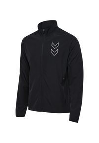 Chaqueta negra con cremallera hecha de un tejido suave y ligero. Cuenta con un cuello alzado y un logo de chevrón blanco en la parte superior izquierda.