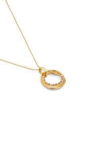 Eine goldfarbene Halskette mit einem verschlungenen Ringanhänger, der mit mehrfarbigen Steinen verziert ist und eine schlanke, glatte Oberfläche zeigt.