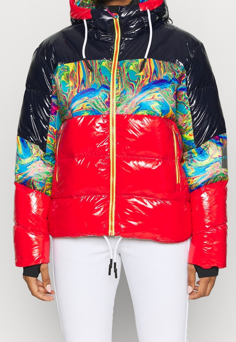 Puffige rote Jacke mit einem bunten marmorierten Muster, glänzender Textur, Kapuze und schwarzen Akzenten. Reißverschluss mit leuchtend gelben Details.