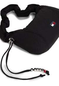 Czarna teksturowana torebka na ramię o unikalnym kształcie, z srebrnymi elementami, regulowanym sznurkiem i naszywką z logo.