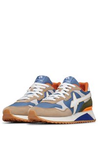 Sneakers sportivi in suede e mesh blu, beige e verde oliva. Presentano lacci bianchi, un logo bianco e una suola in gomma testurizzata.