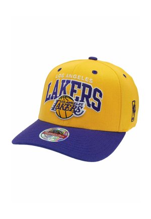 Gelbe und violette Los Angeles Lakers Kappe mit gesticktem Teamnamen und Basketball-Logo vorne, NBA-Logo an der Seite.