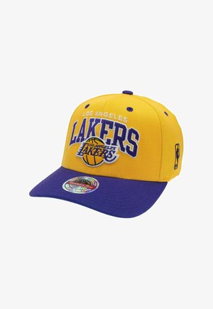 Gelbe und violette Los Angeles Lakers Kappe mit gesticktem Teamnamen und Basketball-Logo vorne, NBA-Logo an der Seite.