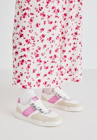 Unselected, white/pink/grey