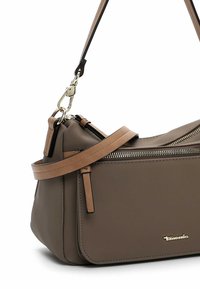 Borsa sintetica marrone con base piatta, chiusura con zip, tracolla staccabile e accessori in metallo color oro.