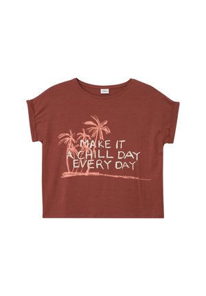 Kort roestkleurig cropped T-shirt met opgerolde mouwen, bedrukt met schetsen van palmbomen en de tekst "MAKE IT A CHILL DAY EVERY DAY" in het wit.