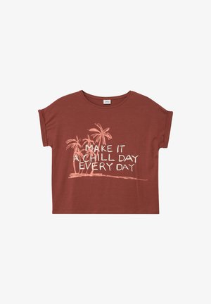 Krótki top w kolorze rdzawego z krótkimi rękawami wywiniętymi na mankiety, ozdobiony szkicami palm i napisem „MAKE IT A CHILL DAY EVERY DAY” w kolorze białym.