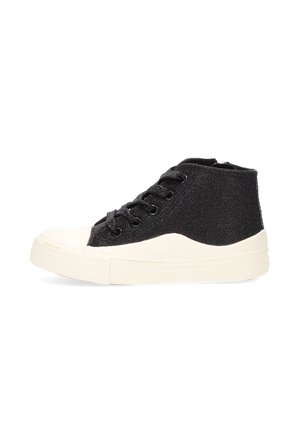Zapatilla alta negra hecha de tela texturizada con una puntera y suela de goma blanca, con cordones negros y ojales de metal.
