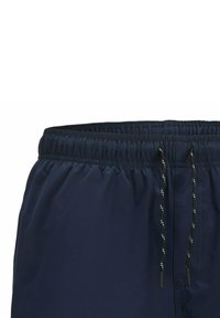 Marineblaue Badehose mit elastischem Bund, Kordelzug und glatter Textur, mit kontrastierenden weißen Sprenkeln auf dem Kordelzug.