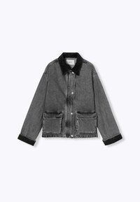 Veste en denim grise avec un col en fausse fourrure noire, deux poches avant et fermeture à boutons-pression. Détails usés sur les manches et l'ourlet.