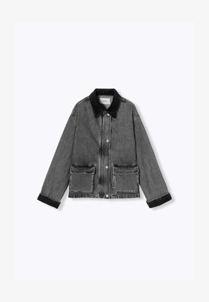 Veste en denim grise avec un col en fausse fourrure noire, deux poches avant et fermeture à boutons-pression. Détails usés sur les manches et l'ourlet.