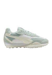 Zapatillas deportivas verde claro y blancas, con una mezcla de materiales de ante y malla, que cuentan con una suela de goma texturizada y franjas laterales distintivas.