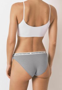 Grijze katoenen ondergoed met een witte elastische tailleband met "women's secret" branding. Eenvoudig, aansluitend ontwerp zonder zichtbare patronen.