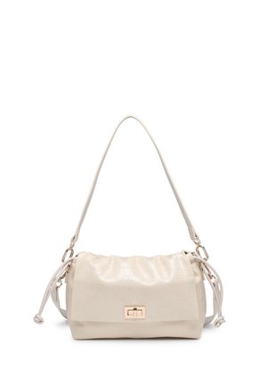 Sac à épaule texturé couleur crème avec haut froncé, fermoir rectangulaire doré, bandoulière réglable et détails noués sur les côtés.