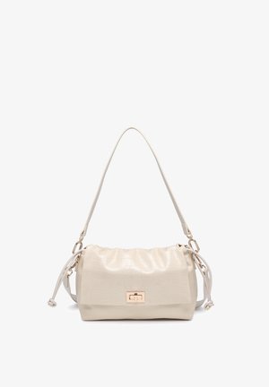 Sac à épaule texturé couleur crème avec haut froncé, fermoir rectangulaire doré, bandoulière réglable et détails noués sur les côtés.