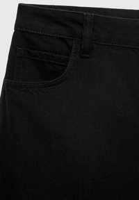 Tissu en denim noir avec une poche avant, surface texturée et coutures renforcées le long de la taille et des bords de poche.