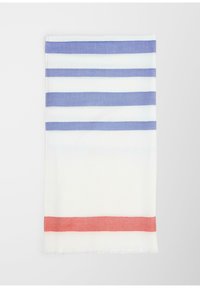 Serviette de plage en coton rayée, présentant des rayures alternativement bleu clair et blanches, avec une rayure d'accent rouge uni en bas. Texture douce.