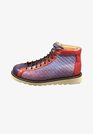 Scarpa alta con design in pelle intrecciata viola e rossa, lacci neri, punta arrotondata e suola spessa bianca a coste.