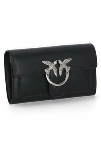 Portafoglio in pelle nera con chiusura a patta, dotato di un anello argentato e due decorazioni a forma di uccello nella parte anteriore. Texture liscia con una forma strutturata.