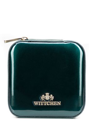 Lesklé tmavě zelené obdélníkové pouzdro na zip se zlatým kovovým logem Wittchen, zobrazujícím dva lvy a korunu na přední straně.