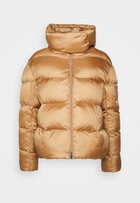 Giacca a vento imbottita color marrone dorato con colletto alto, chiusura con zip e texture trapuntata. Presenta una patch con logo sulla manica sinistra.