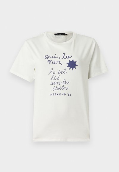 Λευκό κοντομάνικο T-shirt με γαλάζιο γαλλικό κείμενο και γραφικό ήλιου που γράφει «oui, la mer, le bel été sous les étoiles WEEKEND '83».