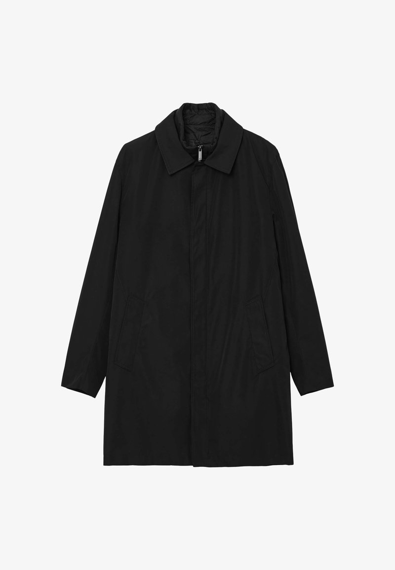 Cappotto trench nero con collo, maniche lunghe e due tasche laterali. Tessuto liscio e opaco senza motivi o hardware visibile.