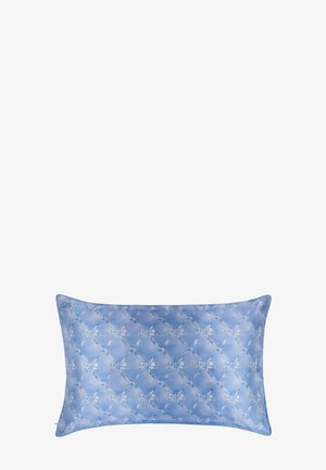 Rechteckiges Kissen mit einem hellblauen Satinstoff, der ein gesteppter Muster aus Schleifen und abgerundeten Kanten zeigt. Dezenter Glanz betont die Textur.