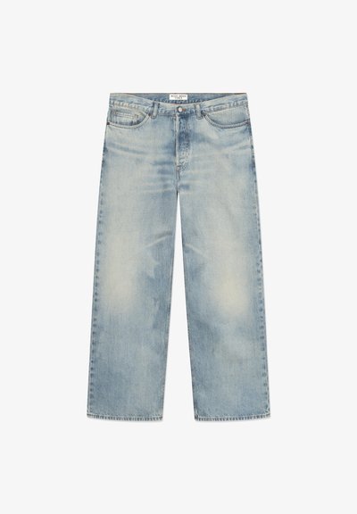 Svetlomodré široké rifle z denimu s vybledlými časťami, dizajnom s piatimi vreckami a zapínaním na gombíky. Horná etiketa zobrazuje názov značky.