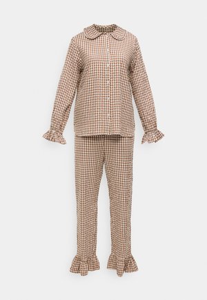 Καφέ και λευκό πλισέ πιτζάμα σετ που περιλαμβάνει πουκάμισο με κουμπιά και γιακά, μακριά μανίκια με βολάν στα μανσέτα και ταιριαστό παντελόνι με βολάν στα τελειώματα.