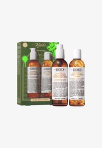 Zestaw prezentowy Kiehl's z dwiema bursztynowymi butelkami oznaczonymi "Pieniący Żel do Mycia Twarzy z Nagietkiem" i "Tonik z Ekstraktem z Nagietka" w zielonym pudełku.